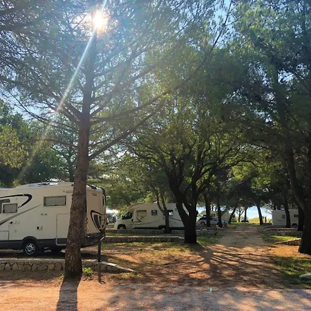 Kamp Vransko Jezero - Crkvine